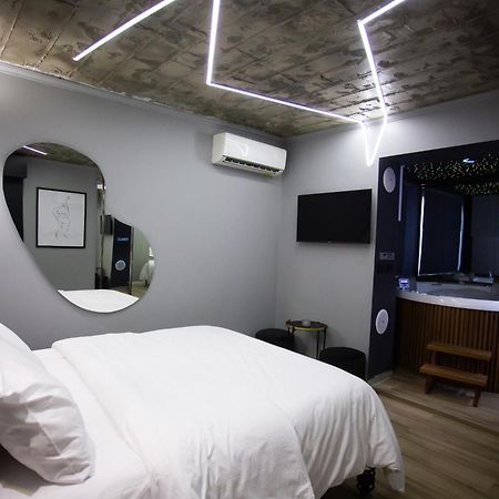 The Bubbles - Jacuzzi Hotel Tiranë Ngoại thất bức ảnh