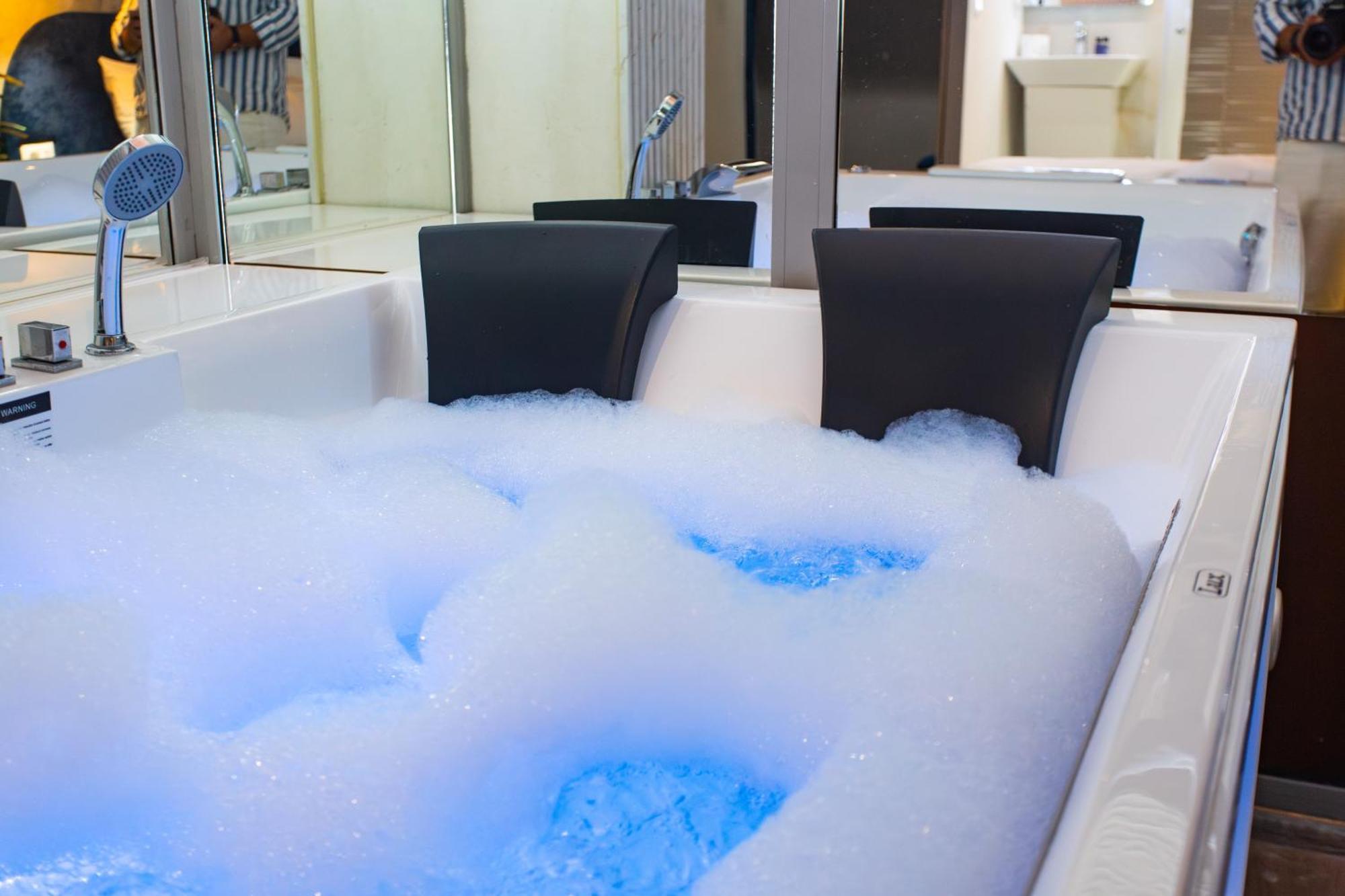 The Bubbles - Jacuzzi Hotel Tiranë Ngoại thất bức ảnh