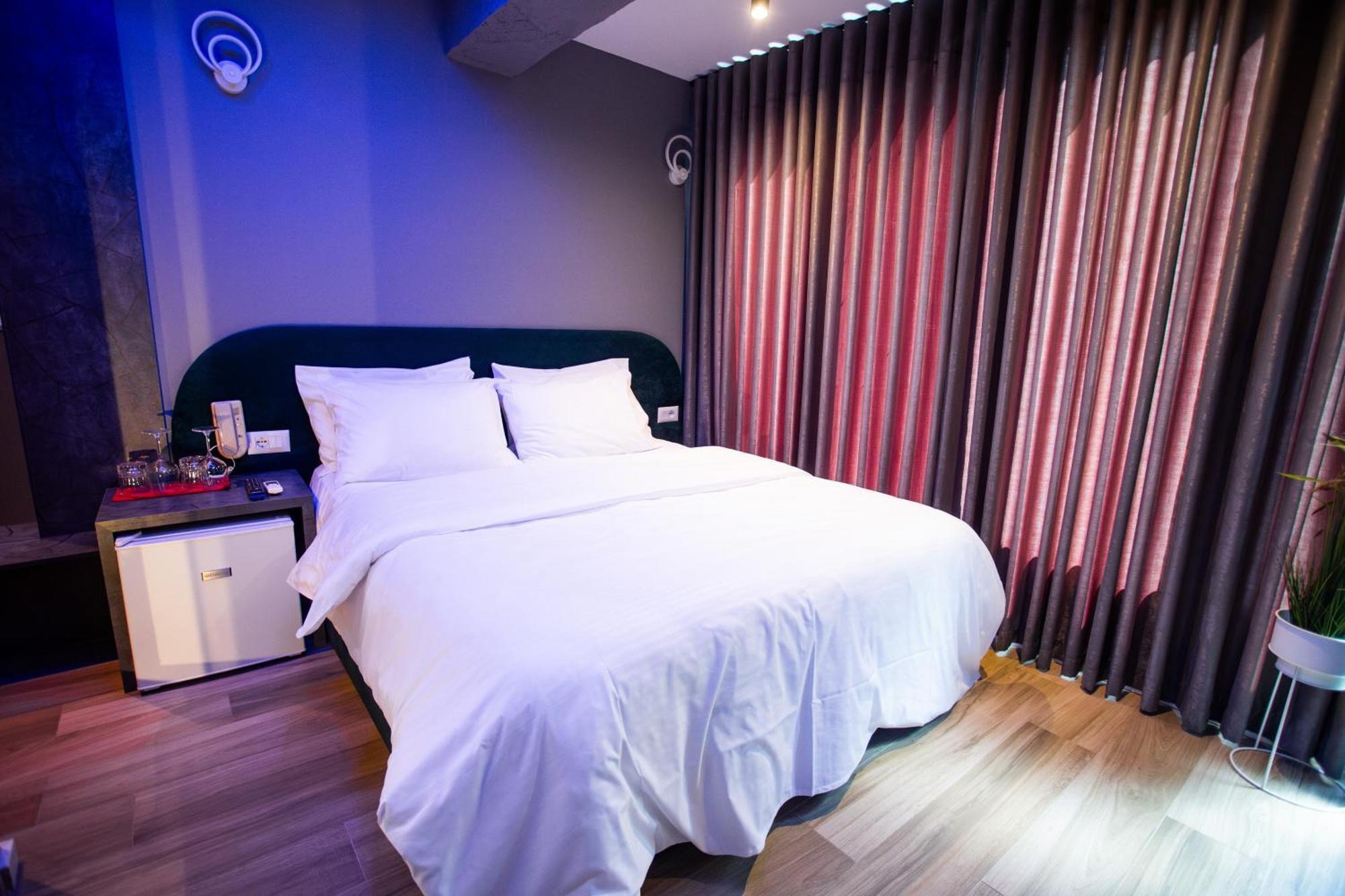 The Bubbles - Jacuzzi Hotel Tiranë Ngoại thất bức ảnh