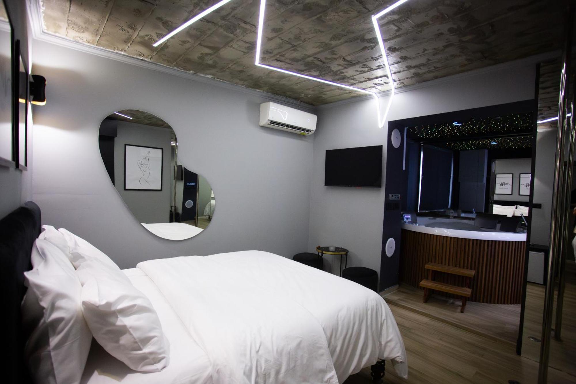 The Bubbles - Jacuzzi Hotel Tiranë Ngoại thất bức ảnh