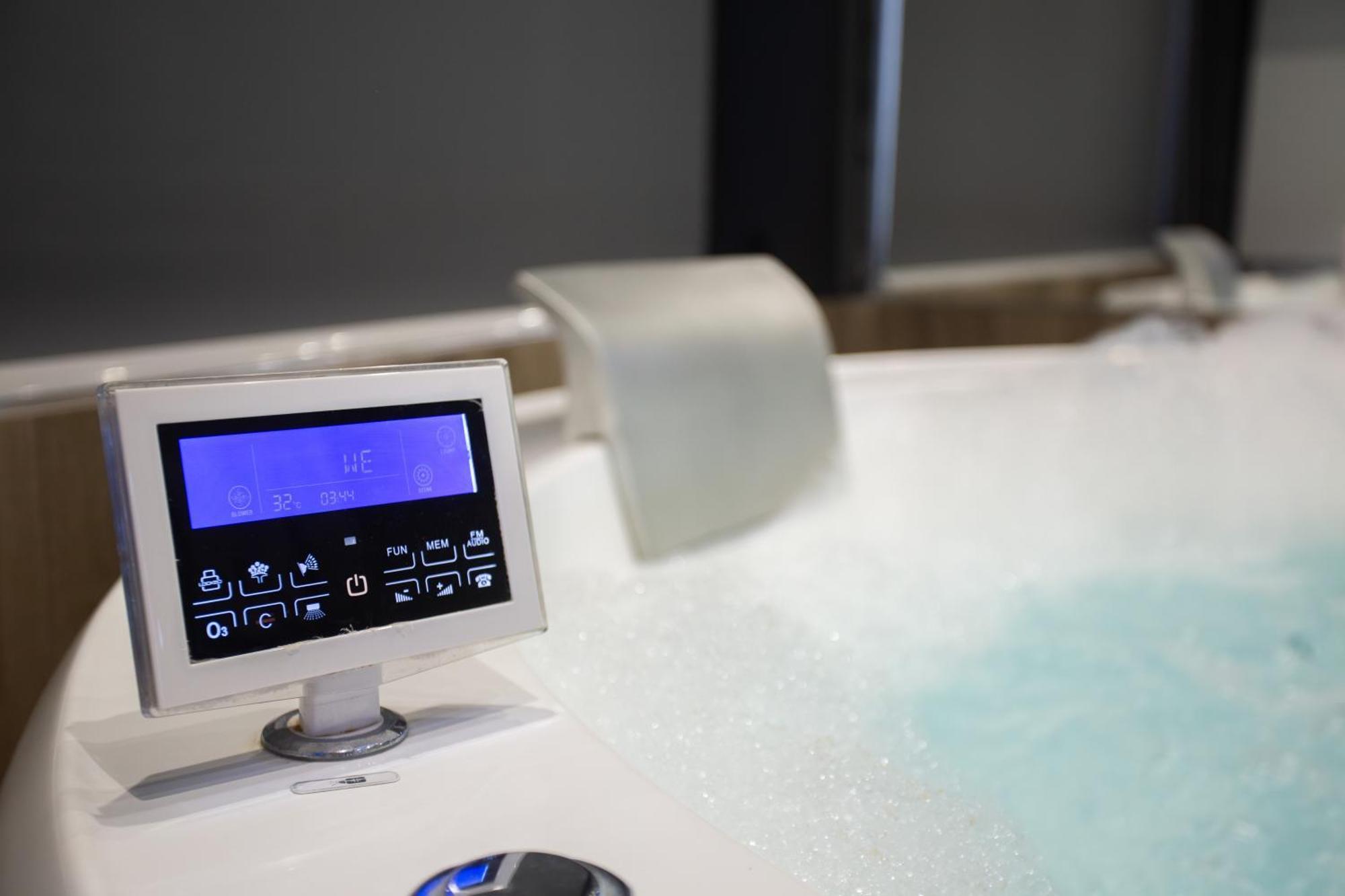 The Bubbles - Jacuzzi Hotel Tiranë Ngoại thất bức ảnh