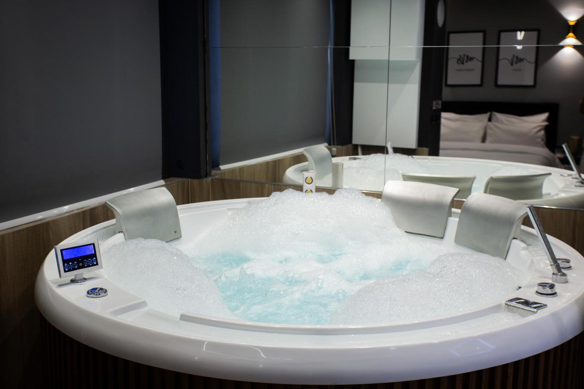 The Bubbles - Jacuzzi Hotel Tiranë Ngoại thất bức ảnh