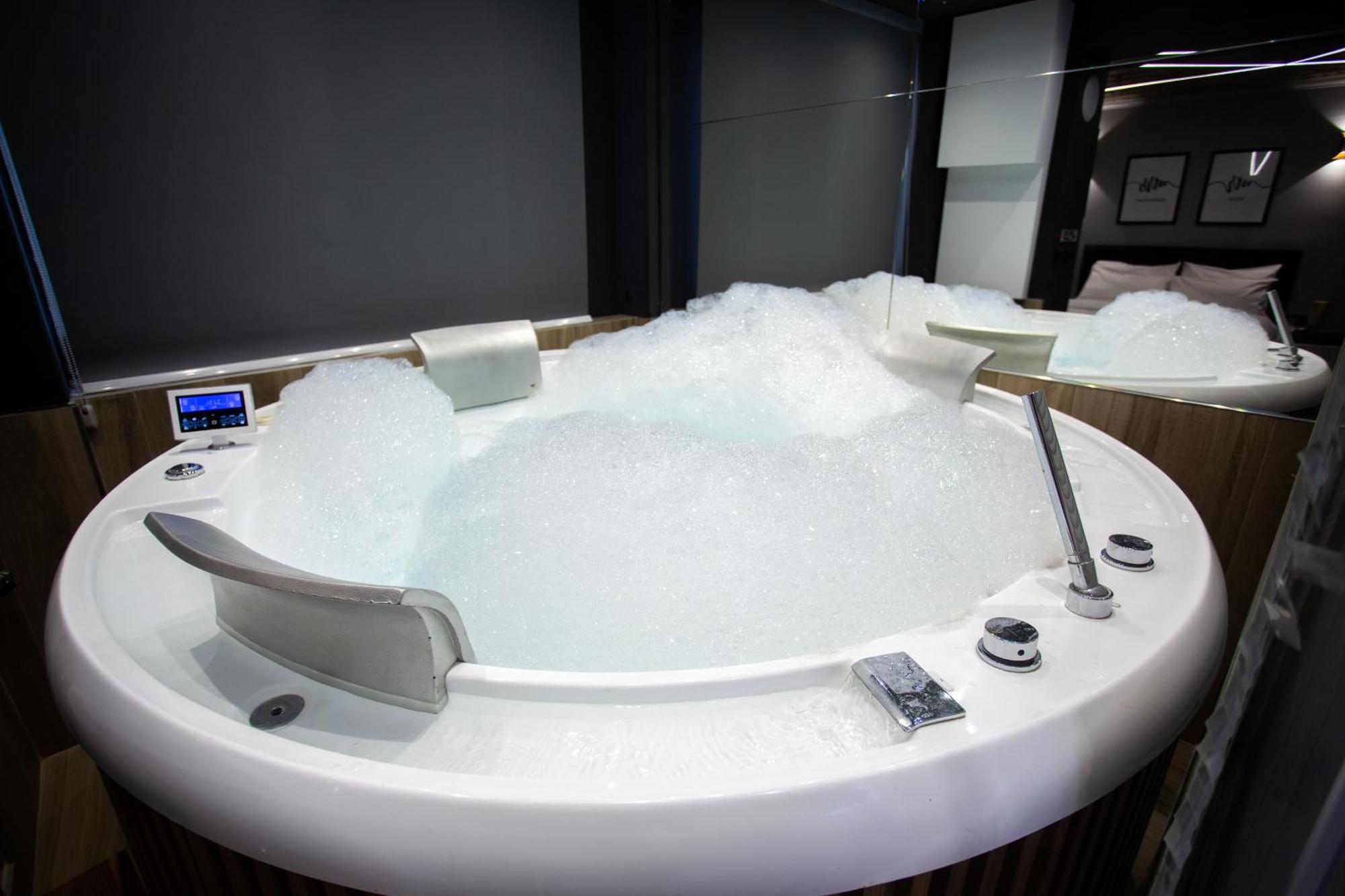 The Bubbles - Jacuzzi Hotel Tiranë Ngoại thất bức ảnh