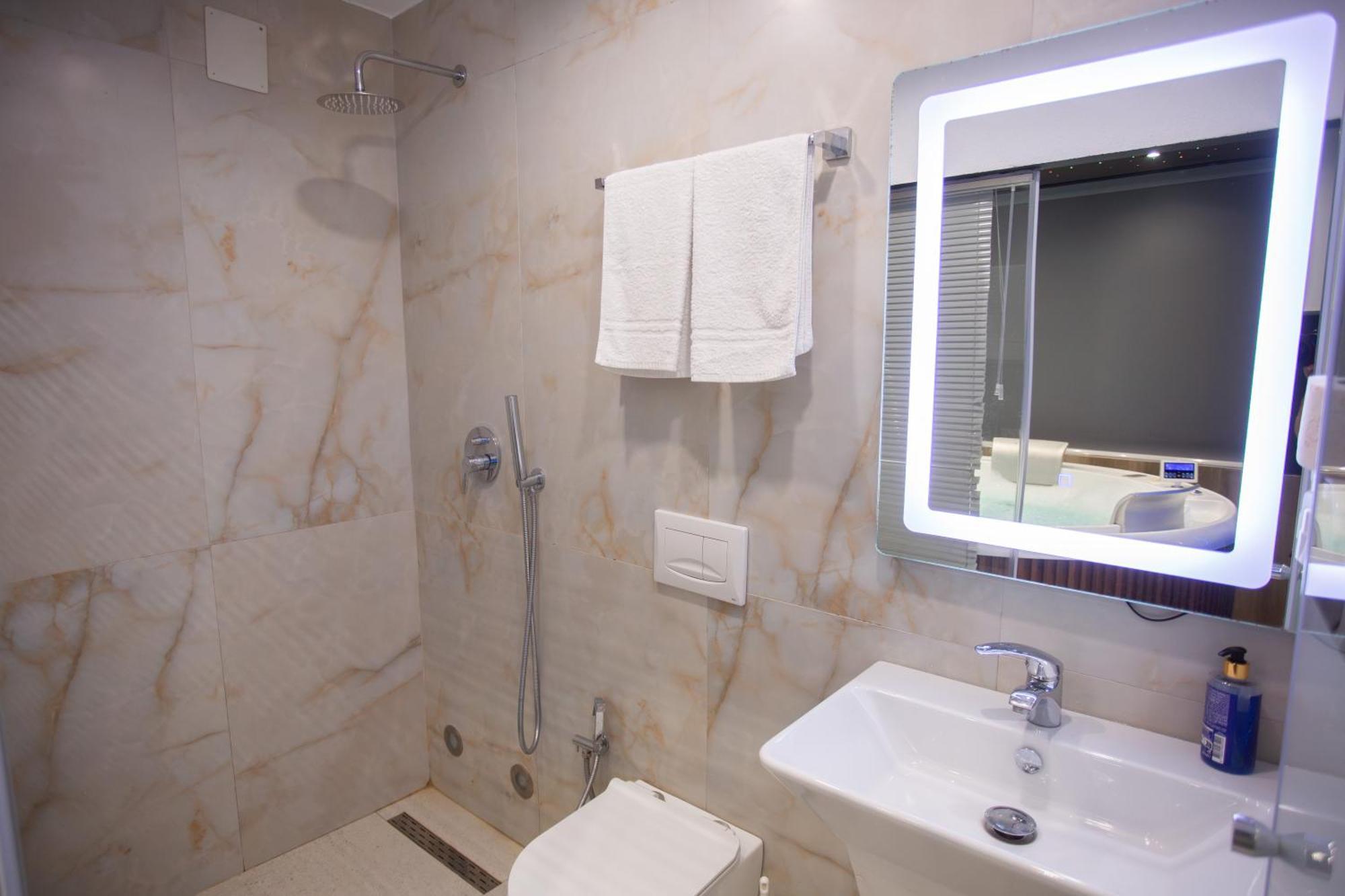 The Bubbles - Jacuzzi Hotel Tiranë Ngoại thất bức ảnh